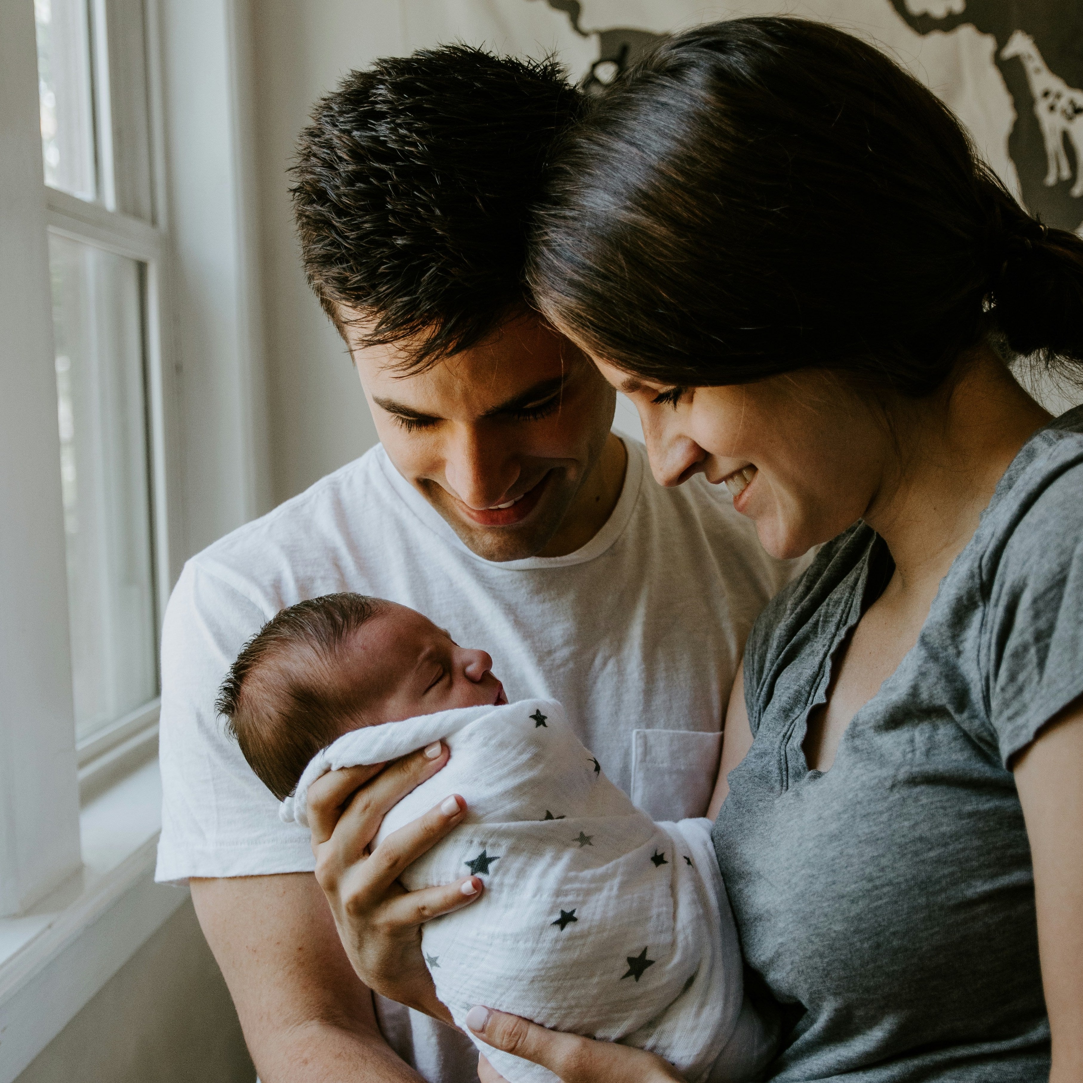 Nyblivna föräldrar som bär sin bebis