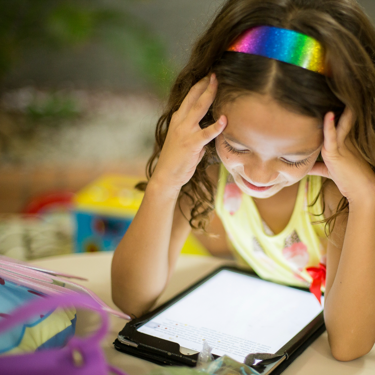 Skärmtid och små barn - vad säger forskningen?