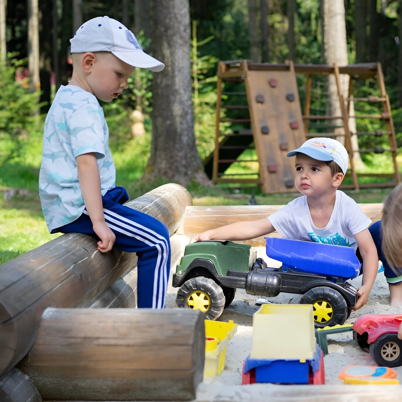 Lilla Världen billiga leksaker barnvagnar babysitter och babygungor