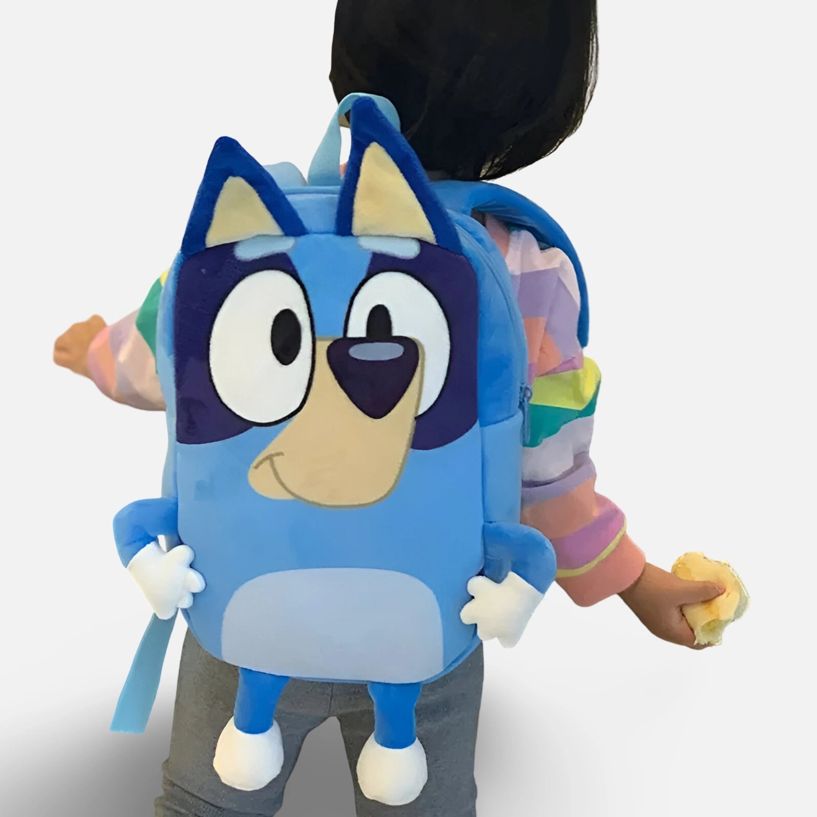 barn som har på sig ryggsäcken