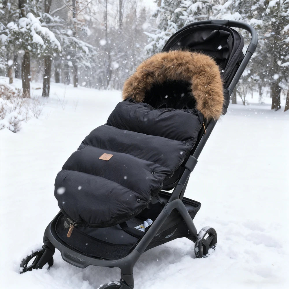 Åkpåsen på barnvagn ute i snön