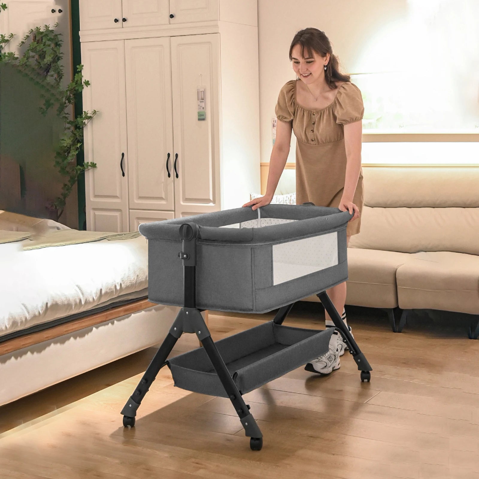 mamma vaggar försiktigt bedside crib med manuell gungfunktion vid nattning