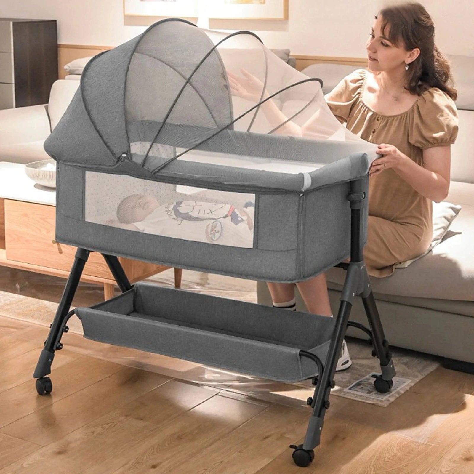 Bedside crib i färg Khaki placerad i sovrum bredvid dubbelsäng