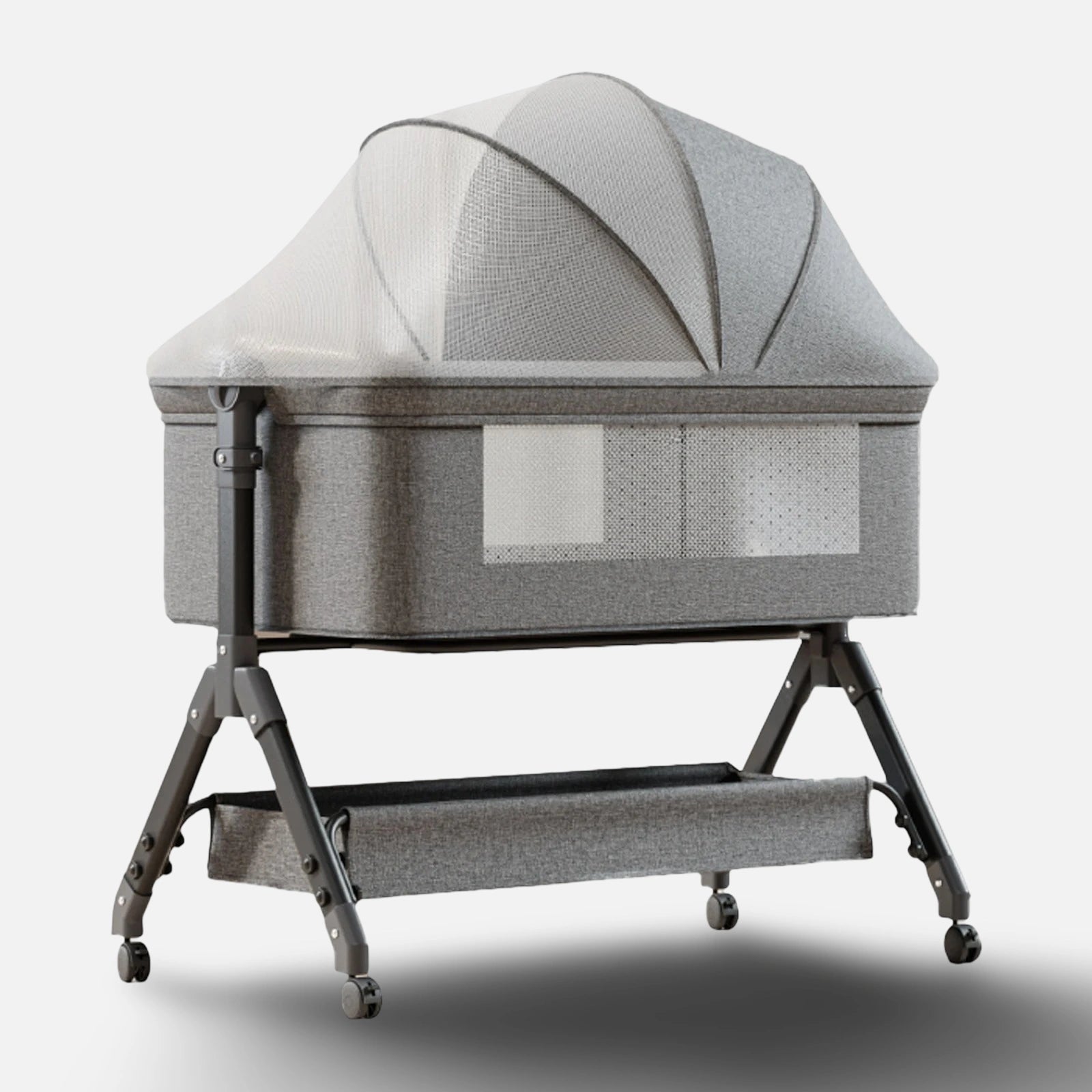 Bedside Crib DreamNest by LV vid sängkanten med öppnad sidopanel för nära kontakt med barnet