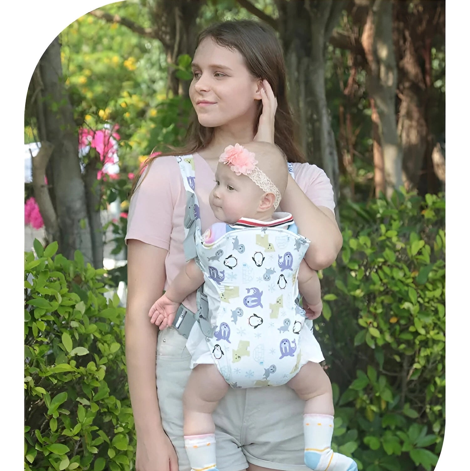 mamma som bär bebis i frrämre position