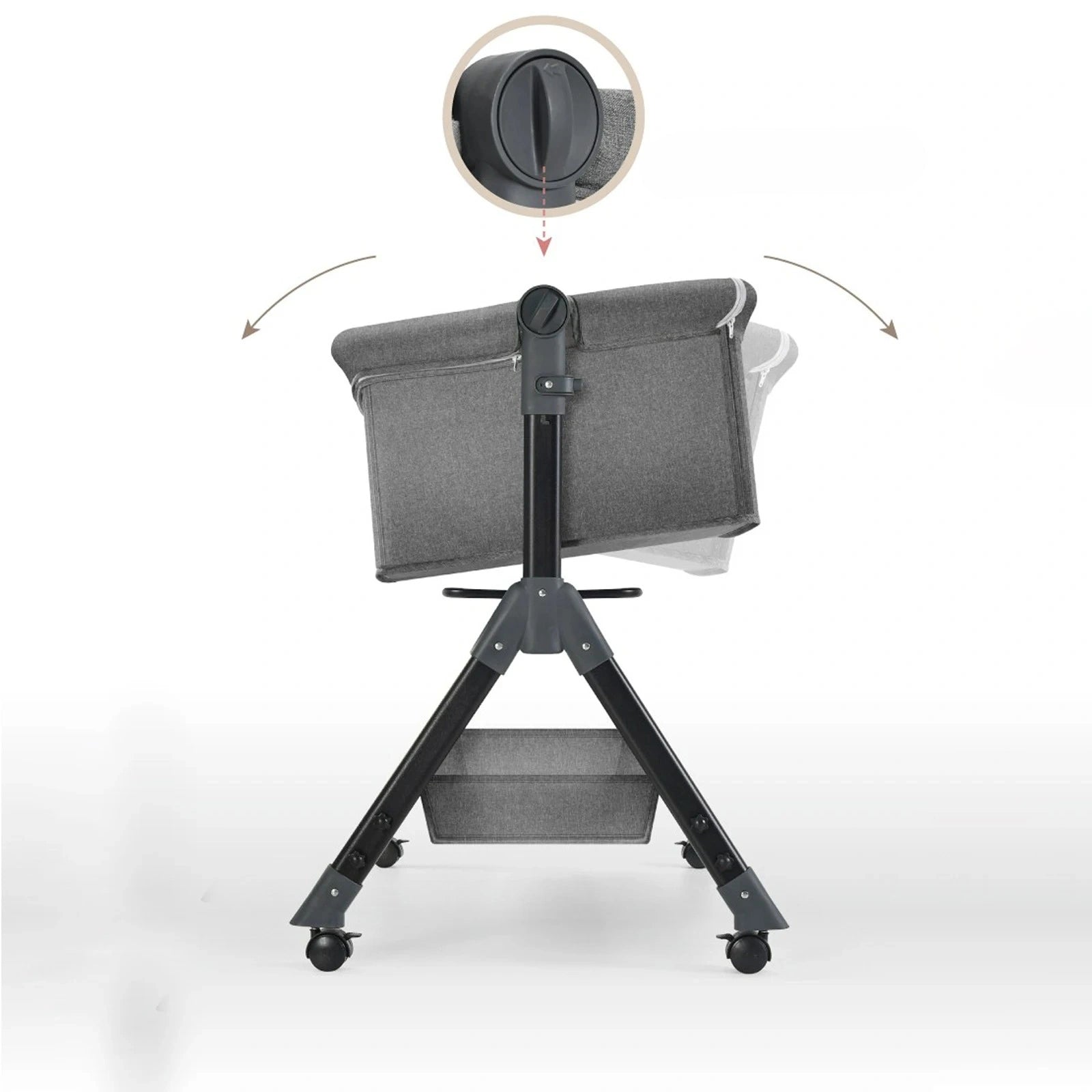 Baby som sover tryggt i Bedside Crib DreamNest med uppfällt kupolformat myggnät