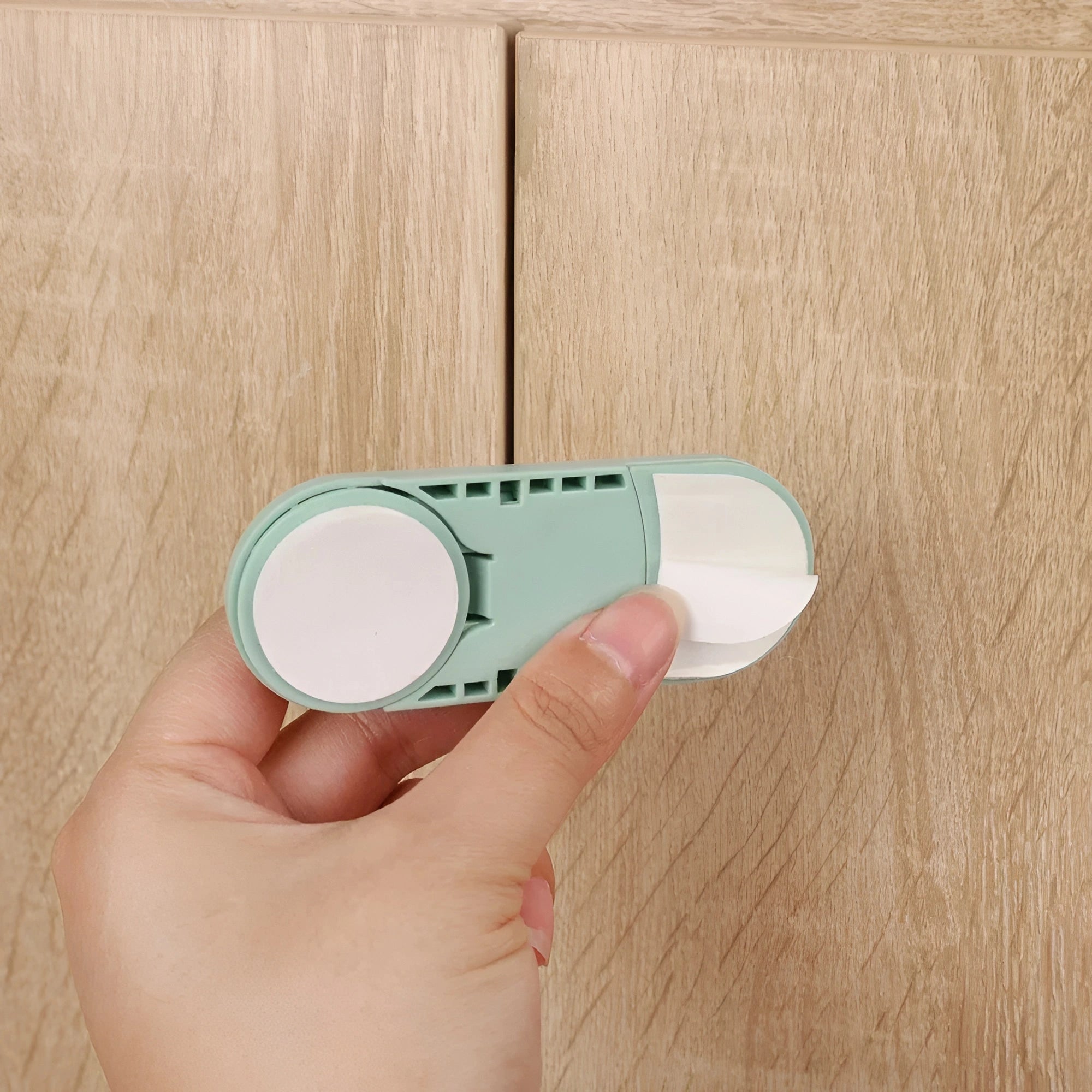 fästes med dubbelhäftande tejp