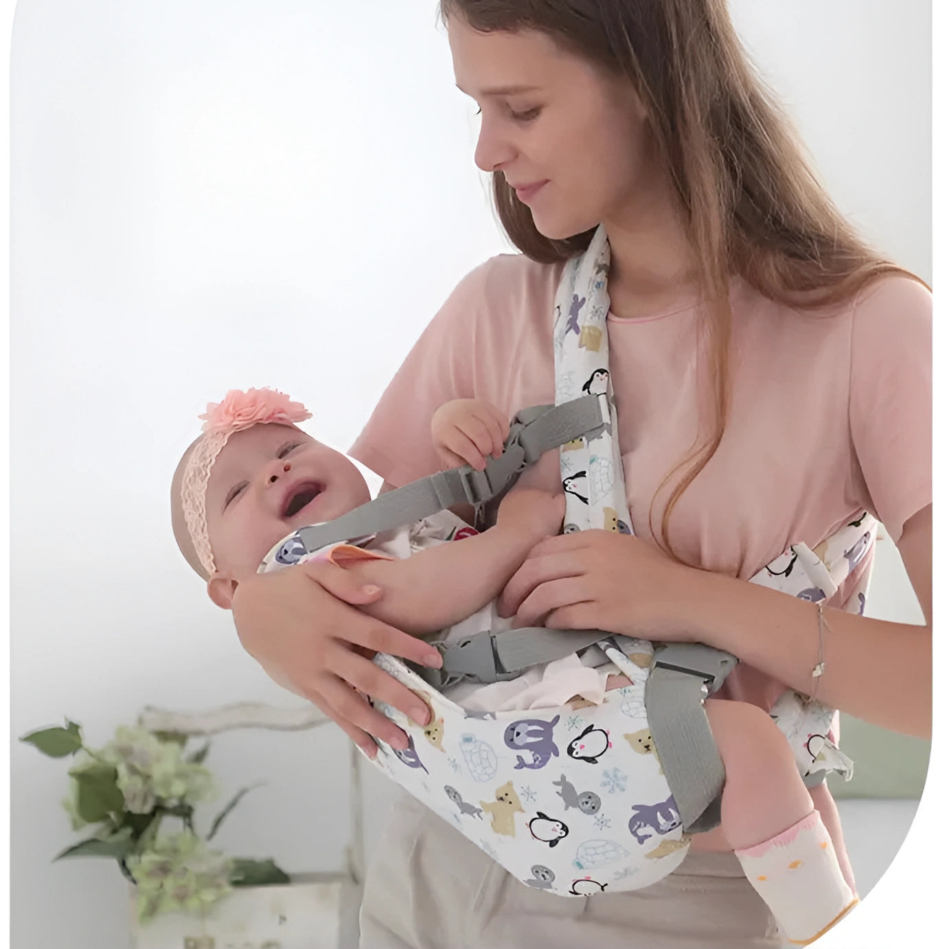 Mamma som bär sitt barn i sidoposition